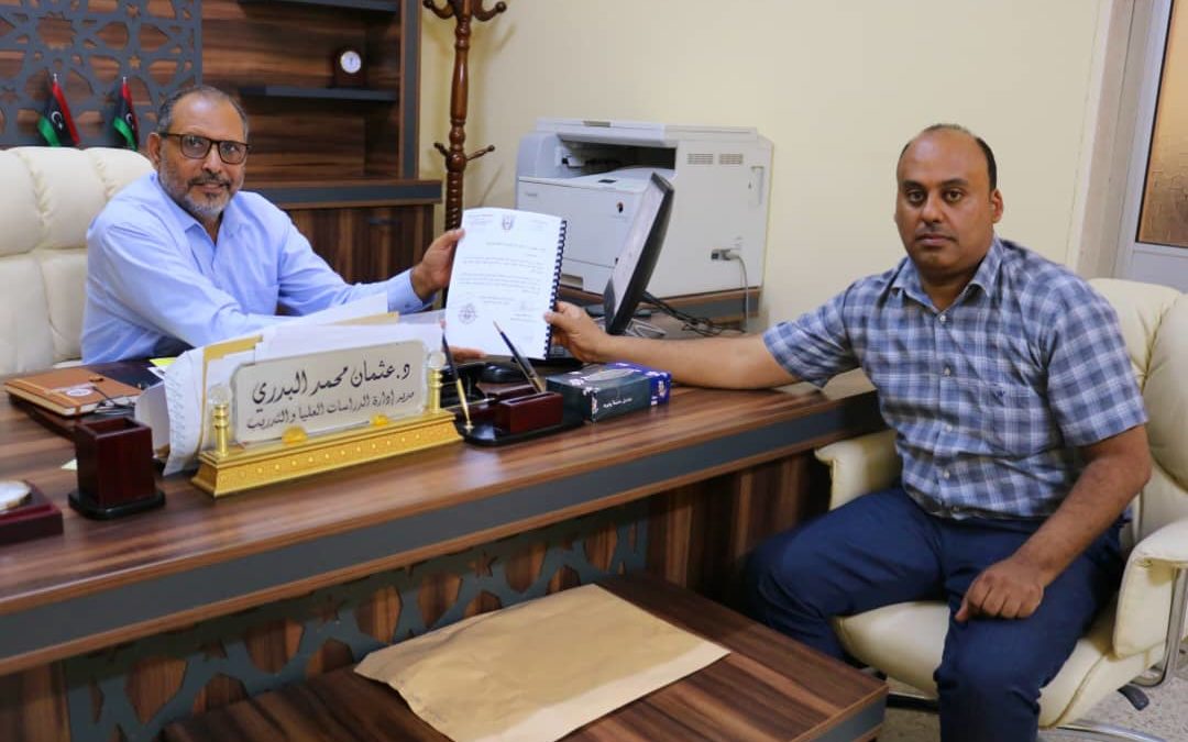 “عميد كلية الاقتصاد يجتمع مع مدير إدارة الدراسات العليا بجامعة بنغازي ”