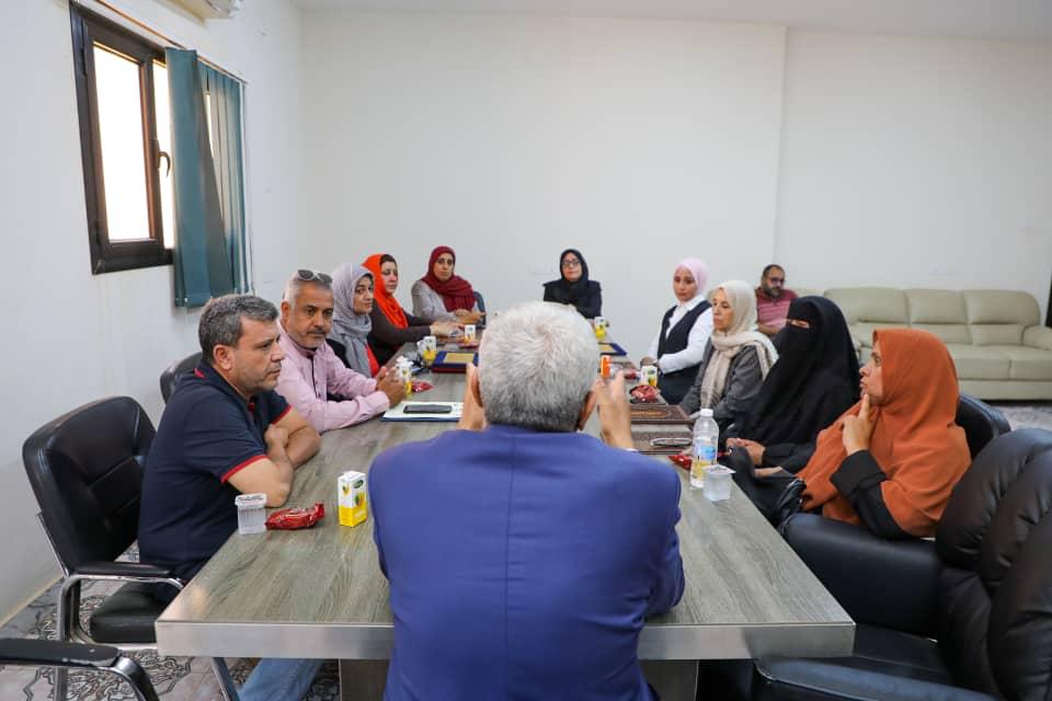 عميد كلية الاقتصاد يكرم موظفي الأقسام الإدارية تقديراً لجهودهم المتميزة
