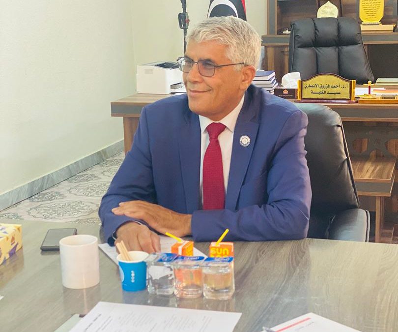 عميد كلية الاقتصاد بجامعة بنغازي يبحث مع منسقي الفروع استعدادات العام الدراسي الجديد