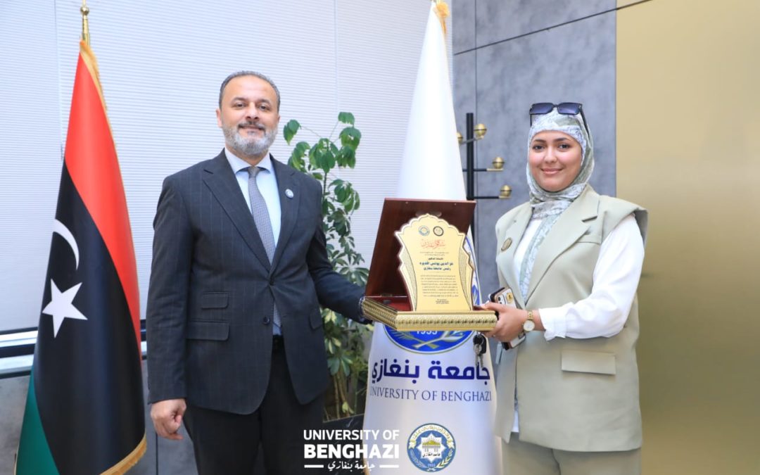 دفعة “الإعمار” بقسم العلوم السياسية تكرّم رئيس جامعة بنغازي تقديرًا لدعمه الطلبة والمسيرة التعليمية