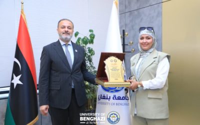 دفعة “الإعمار” بقسم العلوم السياسية تكرّم رئيس جامعة بنغازي تقديرًا لدعمه الطلبة والمسيرة التعليمية