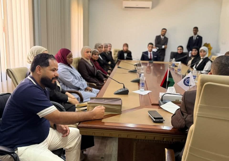 جامعة بنغازي تعزز الشراكة بين التعليم الأكاديمي والتطبيق العملي من خلال زيارة ميدانية لوزارة الخارجية